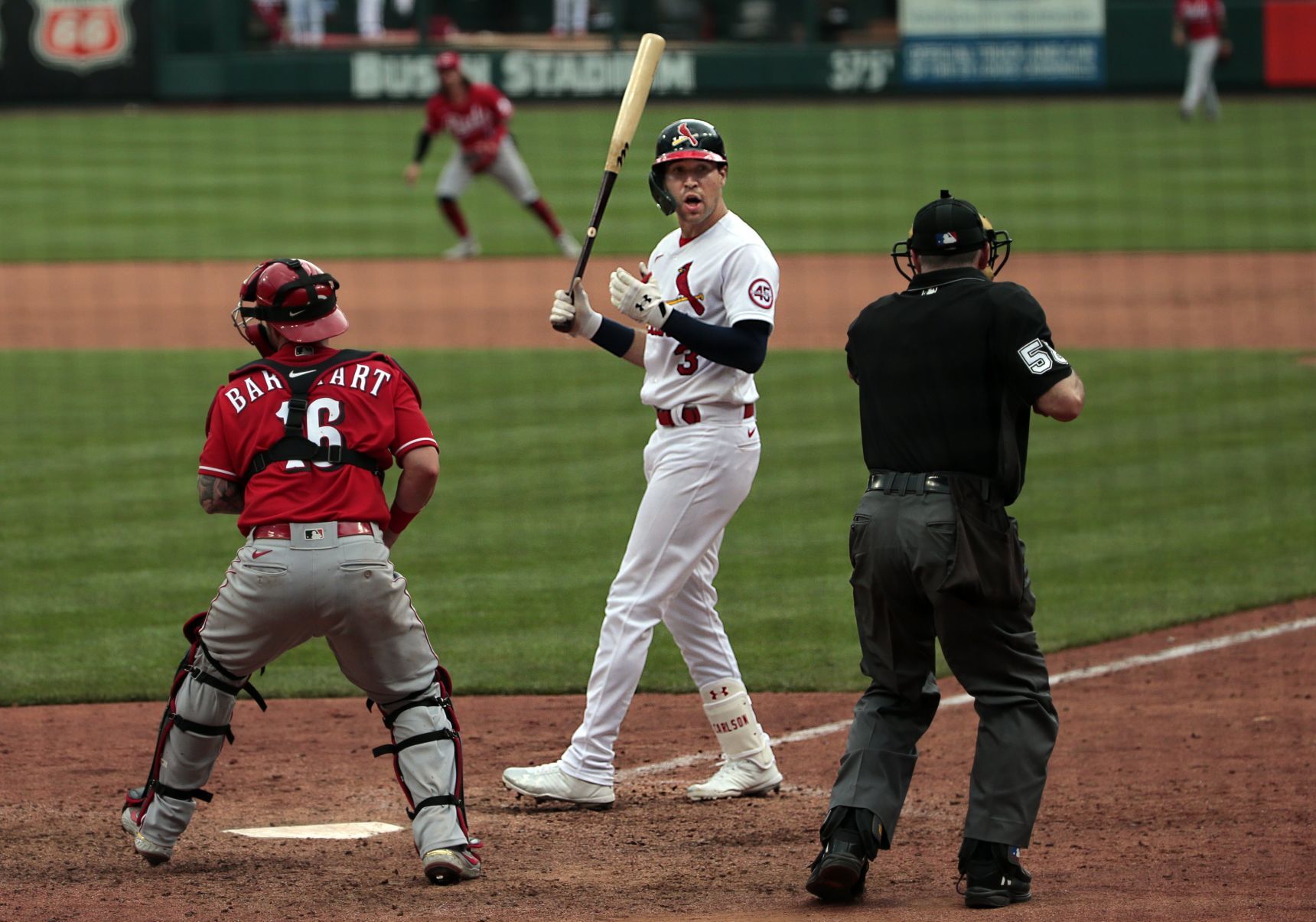 Reds sweep Cardinals 8-7